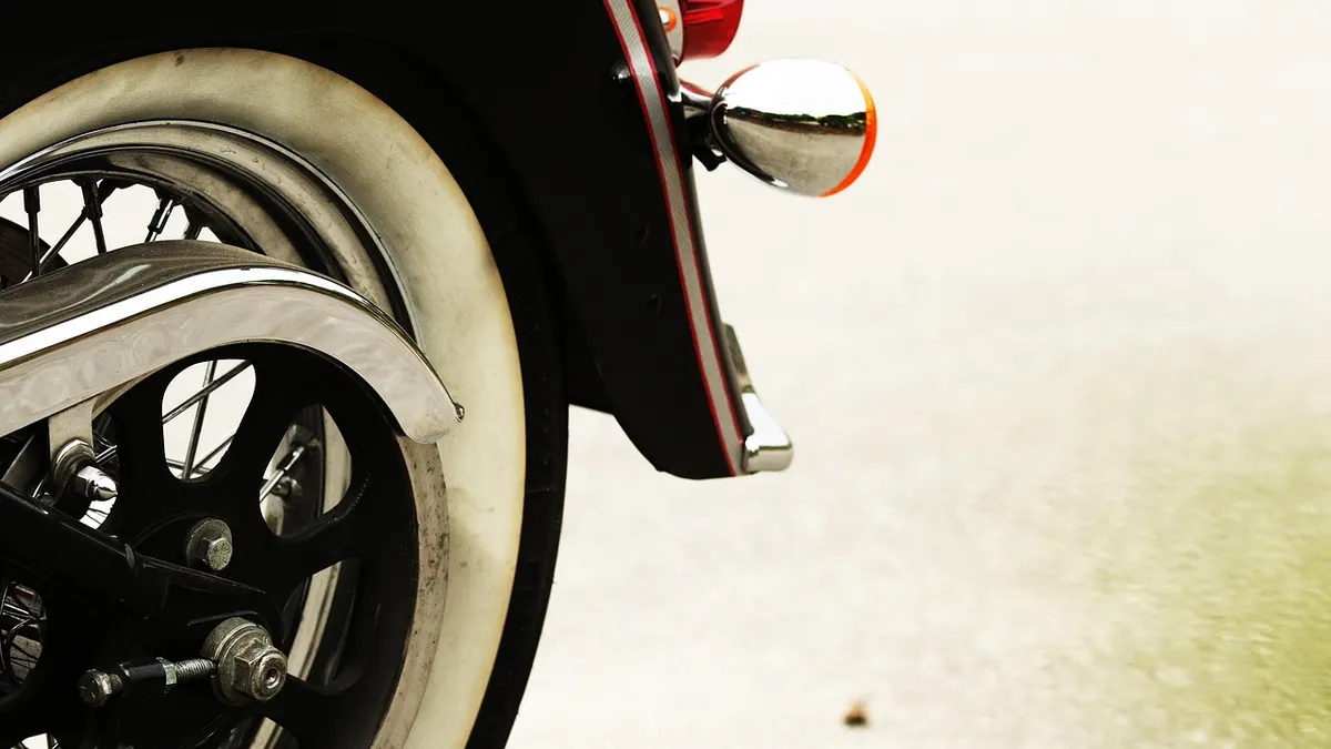 Roda traseira de moto com pneu de faixa branca